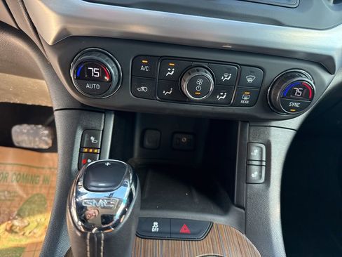 Used 2019 GMC Acadia SLE image 32