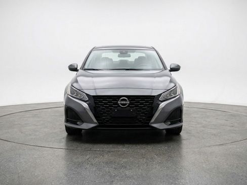 Used 2025 Nissan Altima 2.5 SV FWD image 2
