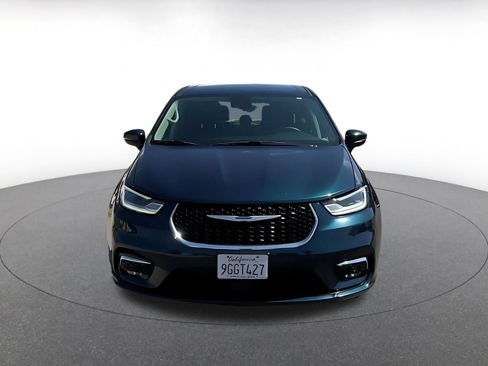 Used 2023 Chrysler Pacifica Touring-L FWD image 4