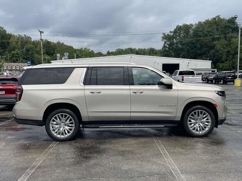 Used 2024 Chevrolet Suburban LT w/ LT Signature Package AWD/4WD image 2
