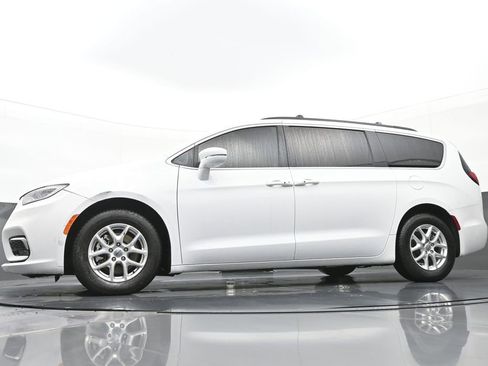 Used 2022 Chrysler Pacifica Touring-L image 40