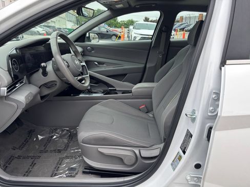 Used 2025 Hyundai Elantra SEL FWD image 23