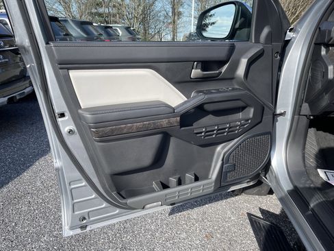 Used 2024 Toyota Tacoma Limited w/ Limited Package (LT) image 9