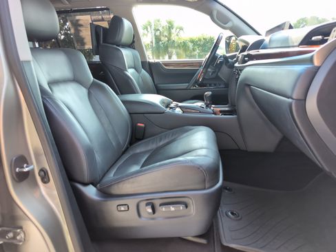 Used 2020 Lexus LX 570 4WD w/ Luxury Package image 34