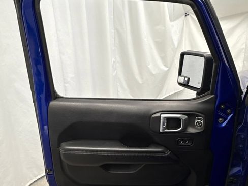 Used 2018 Jeep Wrangler Unlimited Sahara w/ Cold Weather Group AWD/4WD image 10
