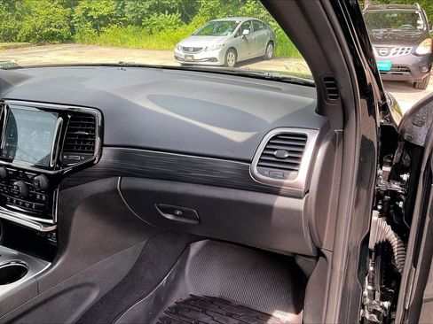 Used 2019 Jeep Grand Cherokee Altitude AWD/4WD image 13