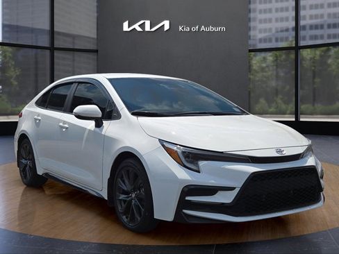 Used 2024 Toyota Corolla SE image 3