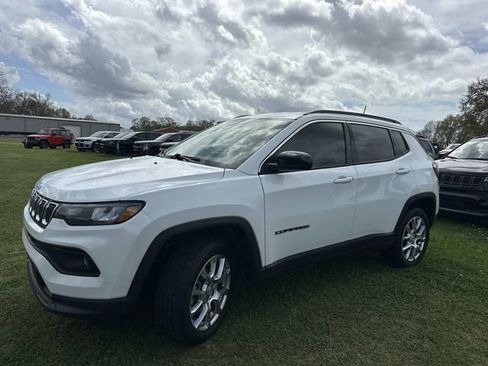 Used 2023 Jeep Compass Latitude AWD/4WD image 17