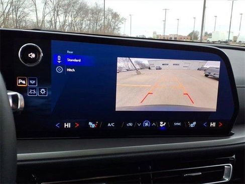 Used 2025 Chevrolet Traverse LT image 13