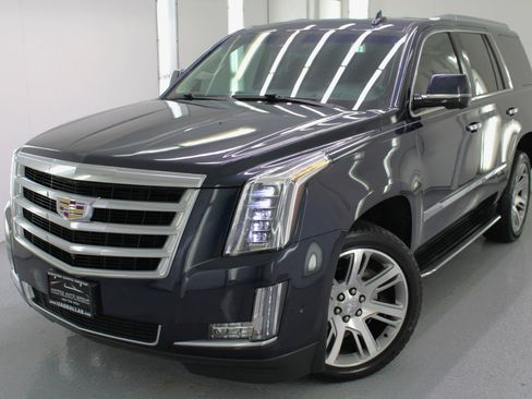 Used 2018 Cadillac Escalade Luxury image 2