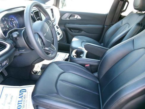 Used 2025 Chrysler Pacifica Select FWD image 14