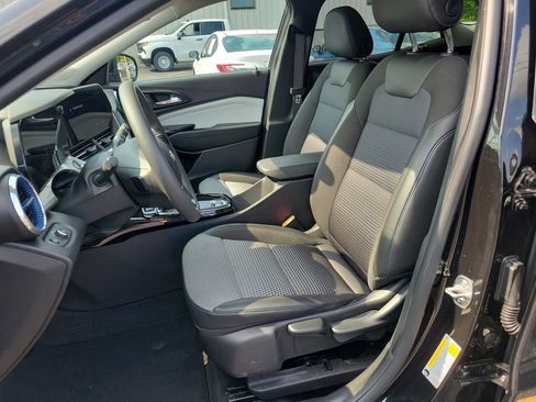 Used 2025 Chevrolet Trax LT FWD image 19