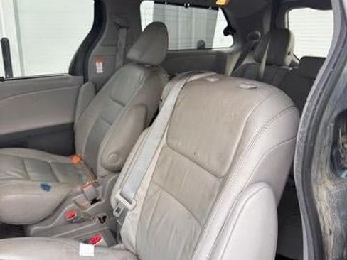 Used 2017 Toyota Sienna XLE w/ XLE Navigation Package FWD image 11