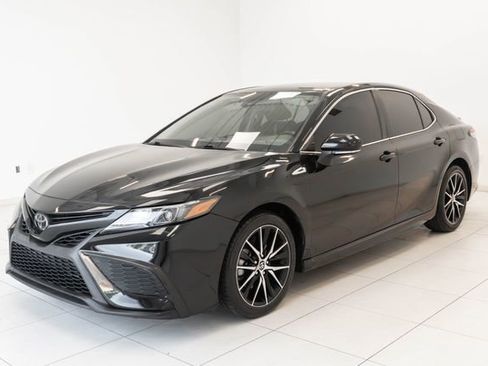 Used 2022 Toyota Camry SE FWD image 6