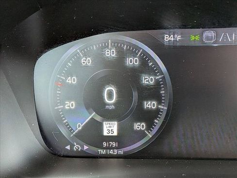 Used 2022 Volvo XC40 T4 Momentum FWD image 11