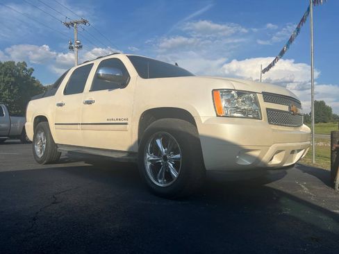 Used 2011 Chevrolet Avalanche LTZ RWD image 2