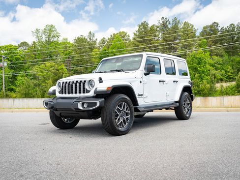 New 2026 Jeep Wrangler Unlimited Sahara AWD/4WD image 3