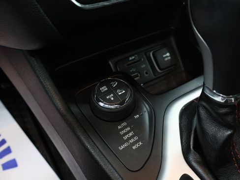 Used 2015 Jeep Cherokee Trailhawk w/ Leather Interior Group AWD/4WD image 18