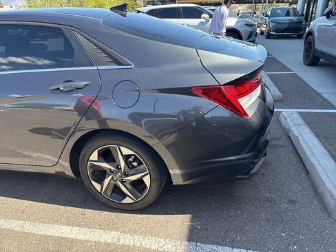 Used 2023 Hyundai Elantra Limited image 7