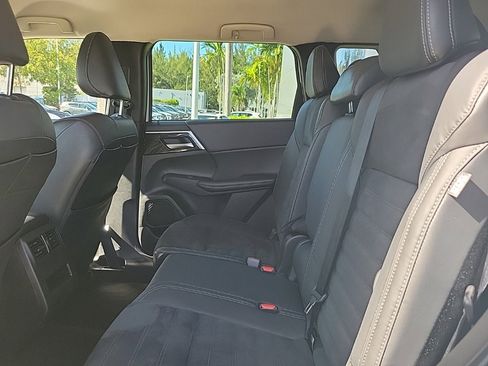 Used 2022 Mitsubishi Outlander SE image 6