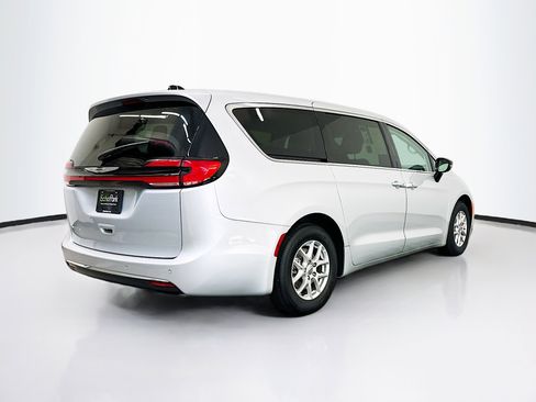 Used 2024 Chrysler Pacifica Touring-L image 9
