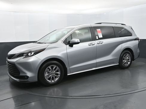 Used 2025 Toyota Sienna XLE FWD image 1