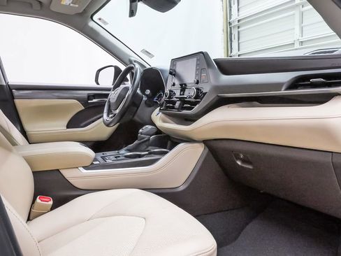Used 2020 Toyota Highlander Limited FWD image 14