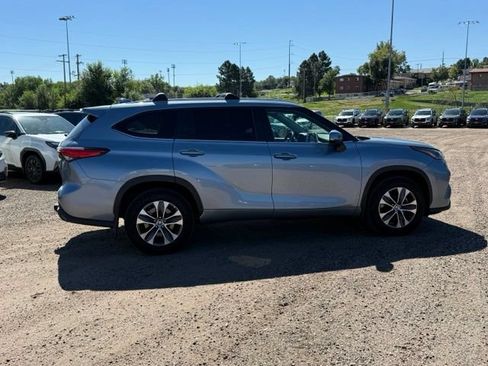 Used 2023 Toyota Highlander XLE AWD/4WD image 7