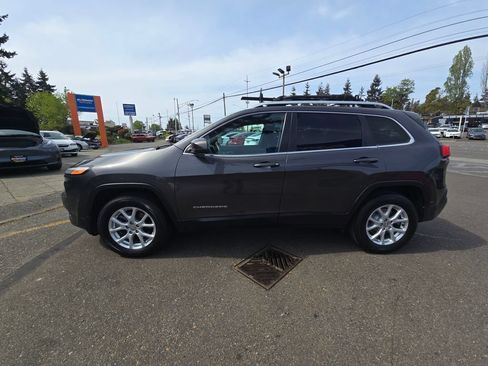 Used 2016 Jeep Cherokee Latitude w/ Cold Weather Group AWD/4WD image 4