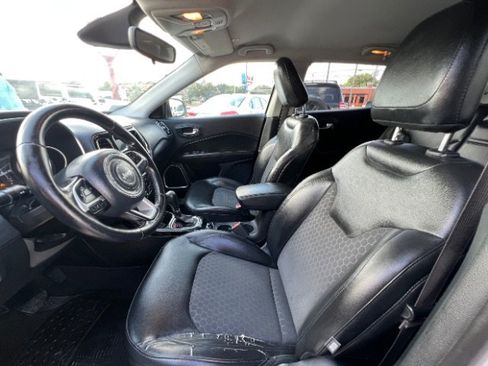 Used 2019 Jeep Compass Latitude FWD image 10