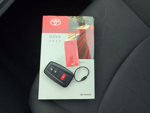 Used 2025 Toyota RAV4 XLE AWD/4WD image 30