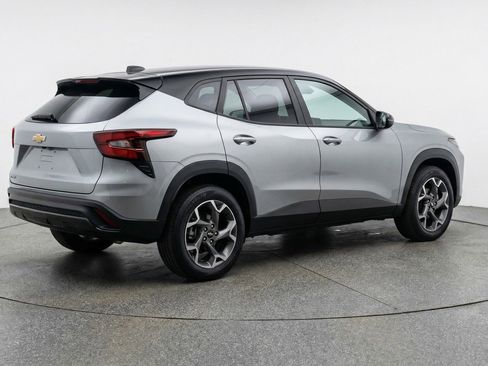 Used 2025 Chevrolet Trax LT image 9