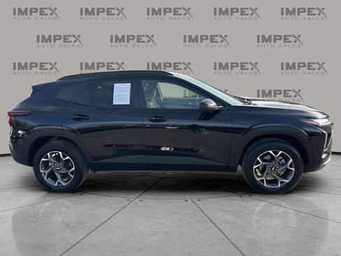 Used 2025 Chevrolet Trax LT w/ LT Convenience Package image 6