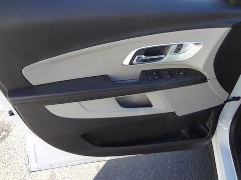 Used 2017 Chevrolet Equinox LT w/ Convenience Package image 12