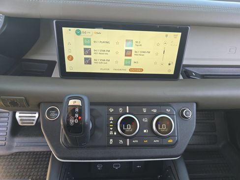 Certified 2020 Land Rover Defender 110 HSE image 23