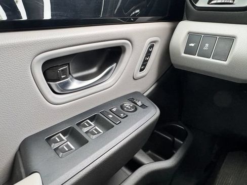 Used 2025 Honda Pilot Touring image 14