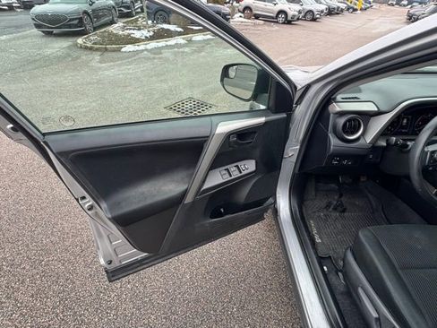 Used 2018 Toyota RAV4 LE image 18