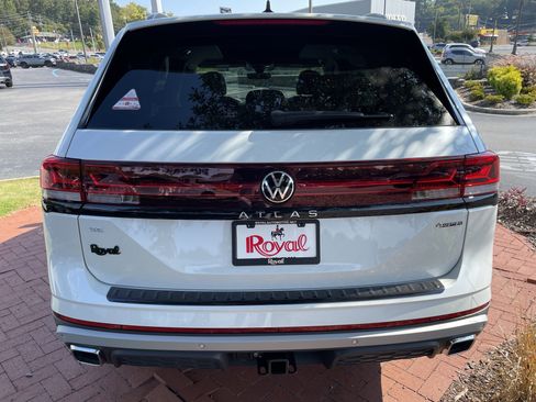 New 2026 Volkswagen Atlas Peak Edition image 5