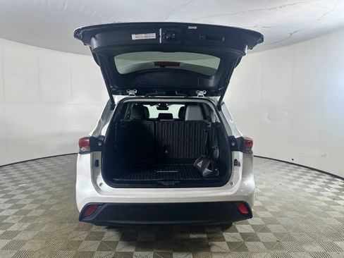 Used 2023 Toyota Highlander XLE AWD/4WD image 8