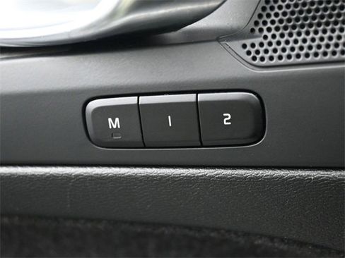 Used 2025 Volvo XC40 B5 Plus image 28