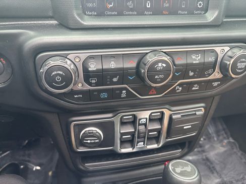 Used 2022 Jeep Wrangler Unlimited Sahara w/ Cold Weather Group AWD/4WD image 19