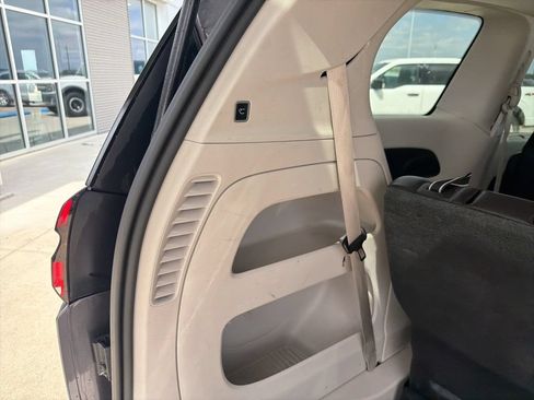 Used 2023 Chrysler Pacifica Touring-L FWD image 22