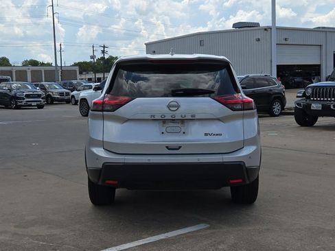 Used 2024 Nissan Rogue SV AWD/4WD image 6