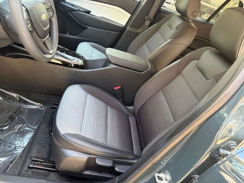 Used 2025 Chevrolet Trax LT image 32