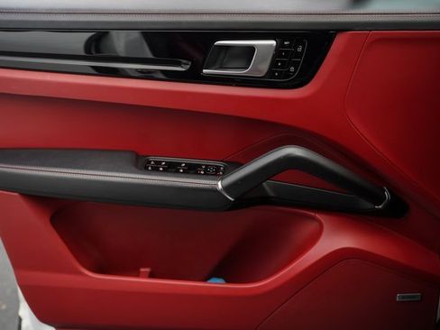 Used 2021 Porsche Cayenne S image 34