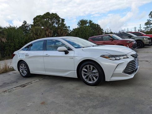 Used 2019 Toyota Avalon XLE image 2