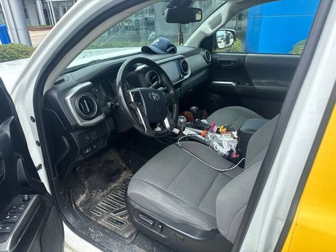 Used 2020 Toyota Tacoma SR5 AWD/4WD image 12