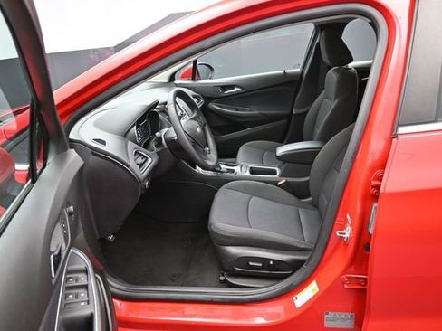 Used 2017 Chevrolet Cruze LT w/ Convenience Package FWD image 9