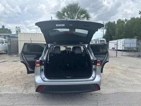 Used 2024 Toyota Highlander LE FWD image 13