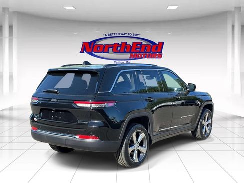 Used 2022 Jeep Grand Cherokee Limited w/ Trailer Tow Prep Group (B) AWD/4WD image 3